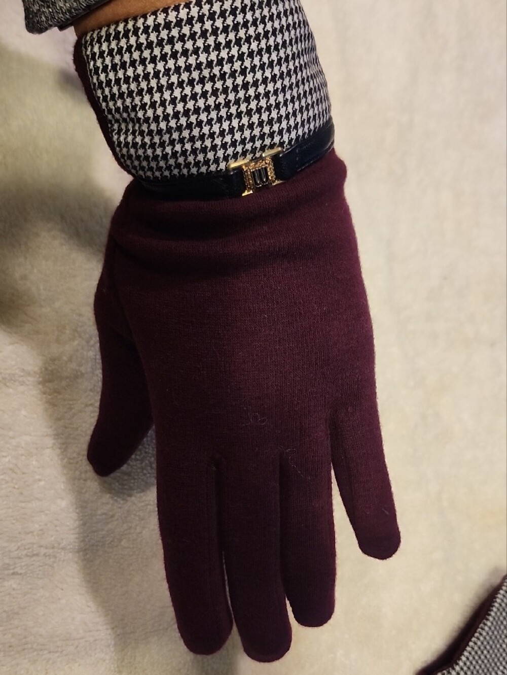 Source Unknown Burgundy Gloves with Houndstooth Cuff and Gold Accent - Picture 3 of 11